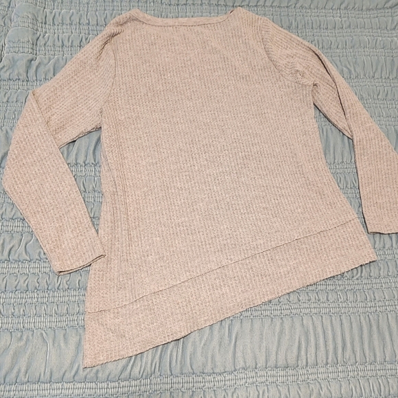 Democracy Gray Asymmetrical Hem Top Size Medium NWOT - Picture 3 of 6